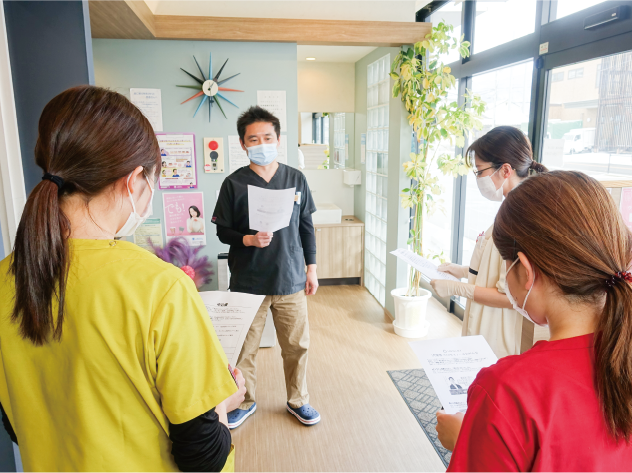 出勤後に着替え、院内の掃除や機材の準備を行い、その日の確認事項や注意点をスタッフ全員で共有します。