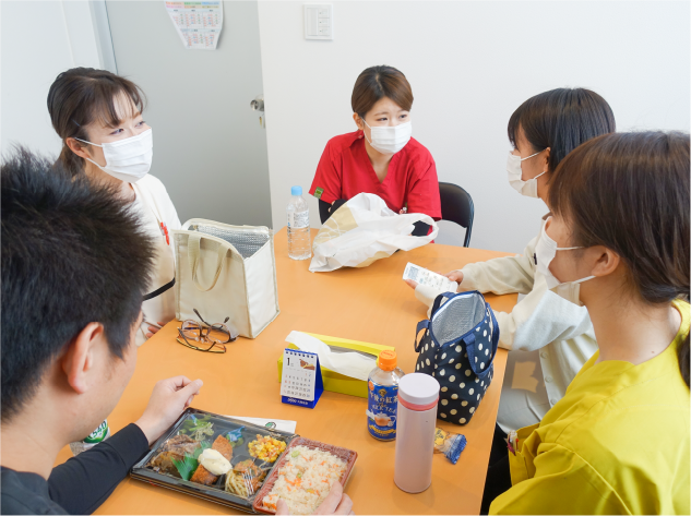 午前の診療が終わったら、90分のお昼休憩です。スタッフ同士で昼食をとりながら、ゆっくり過ごせます。
