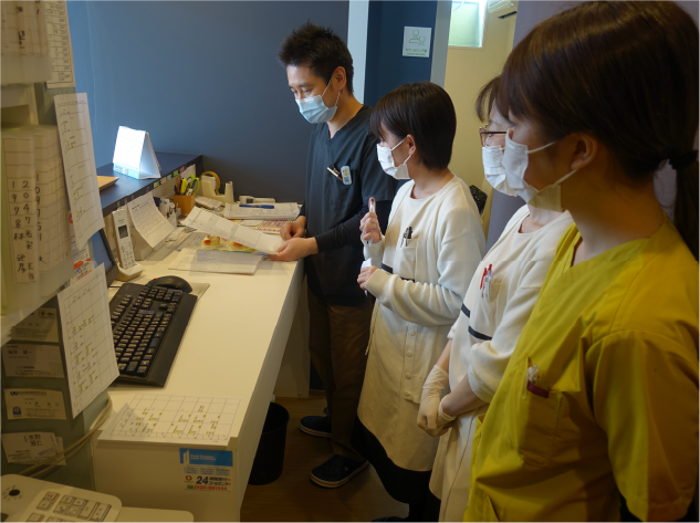 診療終了後は片付けや精算などの事務作業を行い、帰りのミーティングで当日の診療に関する注意点や改善点を共有して翌日に備えます。